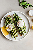 Bread with creamed peas, green asparagus and poached egg