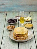 Bananen-Pancakes auf Teller gestapelt mit Topping-Zutaten