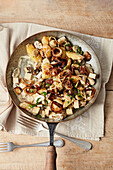 Veganes Knödel-Gröstl mit Champignons und Räuchertofu