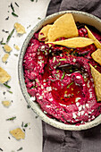 Rote Beete-Hummus mit Tortilla-Chips