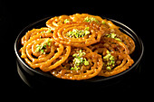 Ein Teller mit Jalebis, süßem indischen Dessertgebäck
