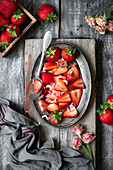 Frisch geschnittene Erdbeeren auf einer Metallplatte