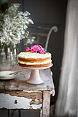 Vanille-Naked Cake mit Rosenblüten