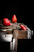 Unvollkommene rote Birnen auf altem Tisch