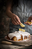 Zitronenkuchen mit Zitronen-Zuckerglasur