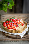 Vanilla tart with fresh strawberries