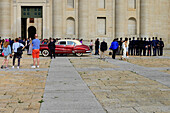 Einige Hochzeitsgäste warten im Kloster von El Escorial auf das Paar. San Lorenzo de El Escorial, Madrid
