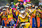 Der Negros y Blancos-Karneval in Pasto, Kolumbien, ist ein lebhaftes kulturelles Spektakel, das sich mit einem Übermaß an Farben, Energie und traditioneller Inbrunst entfaltet