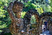 Artigas-Gärten oder Jardins Artigas, entworfen von Antoni Gaudí. Blick auf die Bogenbrücke in La Pobla de Lillet, Katalonien, Spanien