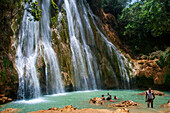 Touristen an der malerischen Kaskade des El Limon-Wasserfalls im Dschungel der Halbinsel Samana in der Dominikanischen Republik. Erstaunlicher Sommerblick des Wasserfalls im tropischen Wald