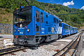 Bahnhof Queralbs und Lokomotive der Zahnradbahn Cremallera de Núria im Tal Vall de Núria, Pyrenäen, Nordkatalonien, Spanien, Europa