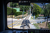 Blick aus dem Fenster. Zahnradbahn Cremallera de Núria im Tal Vall de Núria, Pyrenäen, Nordkatalonien, Spanien, Europa