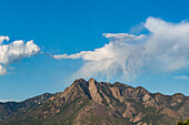 Wolken über dem Berg Olympus in der Wasatch Mountain Range bei Salt Lake City, Utah
