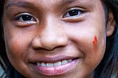 Mädchenporträt, Yagua-Indianer, die in der Nähe der amazonischen Stadt Iquitos, Peru, ein traditionelles Leben führen