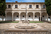 Gebäudefassade der Universität Alcala de Henares, Provinz Madrid, Spanien. Patio Mayor der Antigua Universidad oder Colegio de San Ildefonso aus dem 17. Das Schwanenmotiv auf dem Brunnen ist das Emblem von Kardinal Cisneros, dem mächtigen Kleriker und Staatsmann, der die Universität gründete (cisne bedeutet auf Spanisch Schwan). Die Universität und das historische Viertel von Alcala de Henares gehören zum UNESCO-Weltkulturerbe.