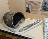 Ein indianischer geflochtener Lastenkorb und eine bemalte Lederschnur im USU Eastern Prehistoric Museum in Price, Utah