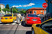 Stadtzentrum von San Salvador. Taxis auf der Straße im Stadtviertel Santa Tecla. El Salvador, Mittelamerika