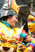 Der Karneval der Schwarzen und Weißen in Pasto, Kolumbien, ist ein lebhaftes kulturelles Spektakel, das sich mit einem Übermaß an Farben, Energie und traditionellem Eifer entfaltet