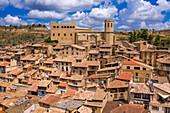 Luftaufnahme des Dorfes Valderrobles, Teruel, Matarraña, Els Ports, Aragonien, Spanien. Christliche Kirche von Valderrobres Santa María la Mayor, gotisches Denkmal in der Nähe der Burg in Valderrobles
