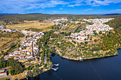 Luftaufnahme des Hornachuelos-Stausees und des Dorfes, Provinz Cordoba, Andalusien, Südspanien