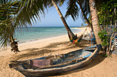 Fischerboot am Strand von Las Terrenas, Samana, Dominikanische Republik, Karibik, Amerika. Tropischer Karibikstrand mit Kokosnusspalmen