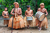 Flötentrommelmusik der Yagua-Indianer, die in der Nähe der amazonischen Stadt Iquitos, Peru, ein traditionelles Leben führen