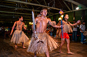 Yagua-Stamm in der Nähe von Iquitos, Amazonasgebiet, Peru. Yaguas aus dem Dorf Indiana führen vor, wie Masato, ein alkoholisches Getränk, das durch Fermentieren von Kau- und Maniokwurzeln hergestellt wird, hergestellt wird