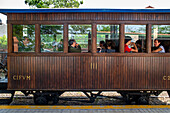 Fahrgäste im Zug El Tren de Arganda oder Tren de la Poveda in Arganda del Rey, Madrid, Spanien