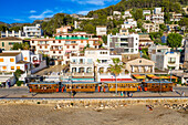 Luftaufnahme der Oldtimer-Straßenbahn im Dorf Port de Soller. Die Straßenbahn verkehrt auf einer Strecke von 5 km vom Bahnhof im Dorf Soller zum Puerto de Soller, Soller Mallorca, Balearen, Spanien, Mittelmeer, Europa