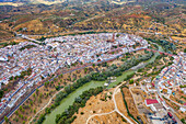 Luftaufnahme des Dorfes Montoro und des Flusses Guadalquivir, Provinz Cordoba, Andalusien, Südspanien