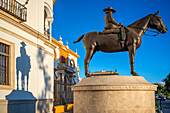 Außerhalb der Stierkampfarena von Sevilla steht diese Statue der Condesa de Barcelona im Damensattel auf einem Pferd. Sevilla, Andalusien, Spanien