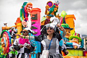 Der Negros y Blancos-Karneval in Pasto, Kolumbien, ist ein lebhaftes kulturelles Spektakel, das sich mit einem Ausbruch von Farben, Energie und traditioneller Inbrunst entfaltet