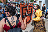 Schauspieler, die Don Quijote de la Mancha spielen, ziehen durch das Stadtzentrum von Alcala de Henares, Madrid, Spanien