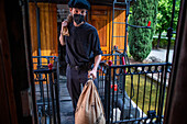 Schauspieler im Erdbeerzug, der vom Bahnhof Madrid Delicias nach Aranjuez in Madrid, Spanien, fährt