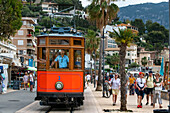 Alte Straßenbahn im Dorf Port de Soller. Die Straßenbahn verkehrt auf einer Strecke von 5 km zwischen dem Bahnhof im Dorf Soller und dem Puerto de Soller, Soller, Mallorca, Balearen, Spanien, Mittelmeer, Europa