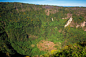 Der Boquerón-Krater mit dem Boqueroncito-Schlackenkegel am Boden, Vulkan San Salvador oder Quetzaltepec, El Salvador. Riesiger Krater eines erloschenen Vulkans in Mittelamerika. Kleiner Krater im Inneren namens Boqueroncito
