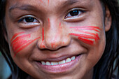 Tattoo-Malerei, Yagua-Indianer, die in der Nähe der amazonischen Stadt Iquitos, Peru, ein traditionelles Leben führen