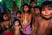 Eine Gemeinschaft von Yagua-Indianern lebt ein traditionelles Leben in der Nähe der Amazonasstadt Iquitos, Peru