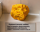 Orpiment, Arsensulfid, in der Mineraliensammlung des USU Eastern Prehistoric Museum, Price, Utah