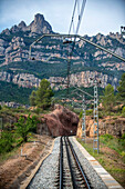 Die Cremallera-Zahnradbahn fährt den Berg Montserrat hinauf, Monistrol de Montserrat, Barcelona, Spanien