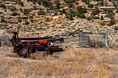 Schweres altes Gerät und alte Hütten auf der Harmon-Ranch im Nine Mile Canyon in Utah