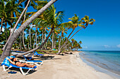 Ein Mädchen entspannt sich am Strand von Playa Bonita auf der Halbinsel Samana in der Dominikanischen Republik in der Nähe der Stadt Las Terrenas