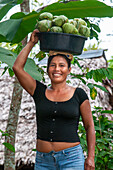 Frau verkauft Juanes hausgemachte Mais- und Hühnertamales nach traditioneller Methode in Timicuro I, Iqutios peruanischer Amazonas, Loreto, Peru