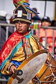 Der Karneval der Negros y Blancos in Pasto, Kolumbien, ist ein lebhaftes kulturelles Spektakel, das sich mit einem Übermaß an Farben, Energie und traditioneller Inbrunst entfaltet