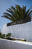 Das Lagomar Museum, auch bekannt als Omar Sharifs Haus, einzigartiges ehemaliges Wohnhaus mit natürlichen Lavahöhlen, heute ein Restaurant, eine Bar und eine Kunstgalerie auf Lanzarote, Kanarische Inseln, Spanien