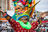 Der Negros y Blancos-Karneval in Pasto, Kolumbien, ist ein lebhaftes kulturelles Spektakel, das sich mit einem Übermaß an Farben, Energie und traditioneller Inbrunst entfaltet