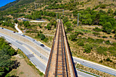 Luftaufnahme des Gelben Zugs oder Train Jaune auf der Brücke von Sejourne - Frankreich, Pyrenees-Orientales