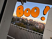 Halloween-Aufkleber an einem Hausfenster, Spanien