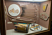 Ausstellung von Objekten der amerikanischen Ureinwohner im USU Eastern Prehistoric Museum in Price, Utah