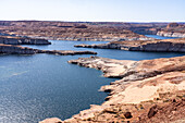 Lake Powell in der Glen Canyon National Recreation Area mit dem Glen Canyon Dam auf der rechten Seite und Page, Arizona, in der Mitte